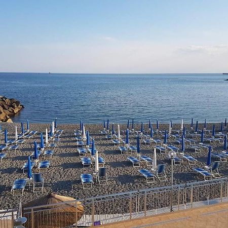 Mydollhouse Delizioso Appartamento Fronte Mare Cenova Dış mekan fotoğraf
